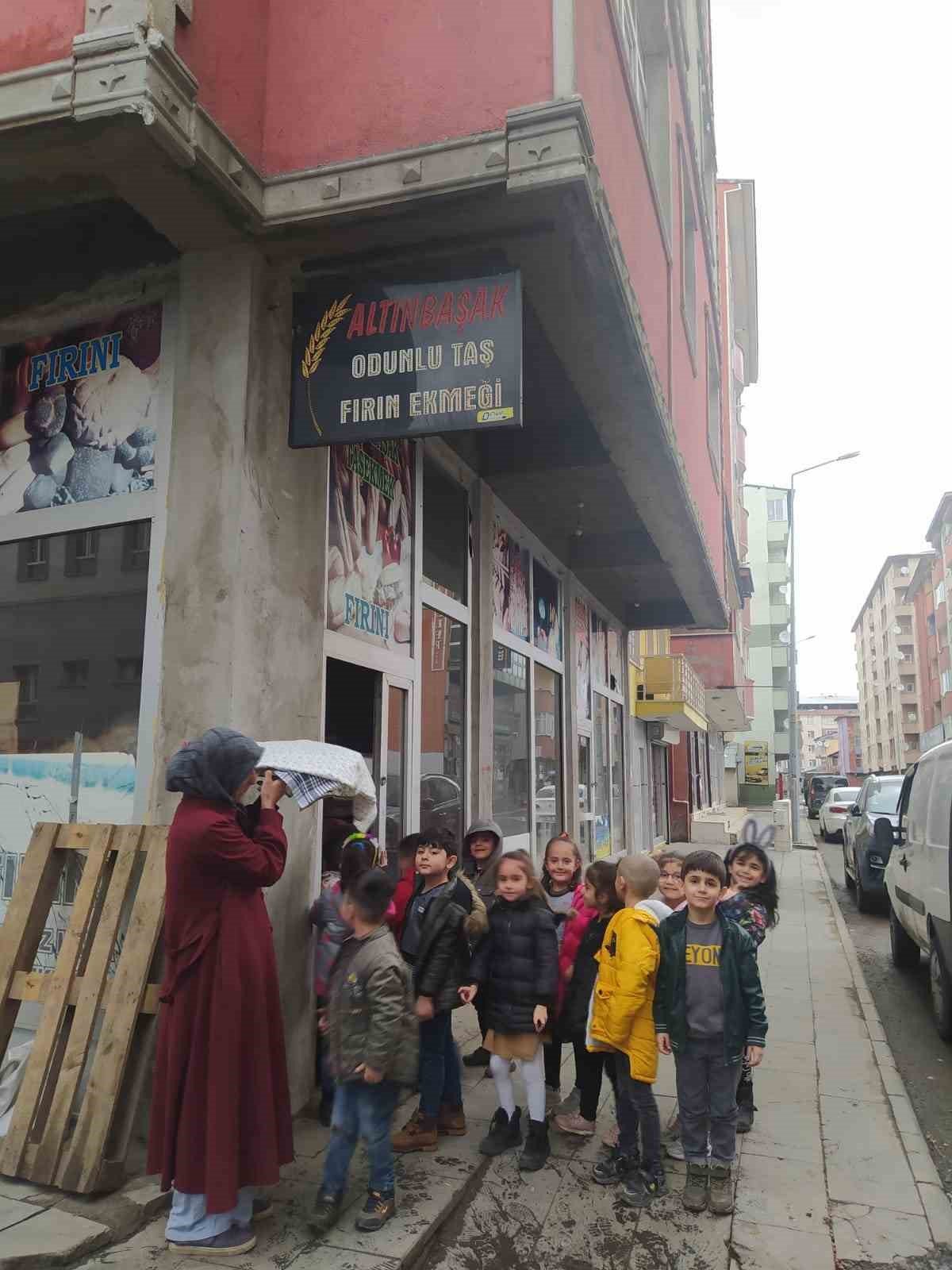 Ağrı’da minik öğrenciler aileleri için iftar ekmeği hazırladı