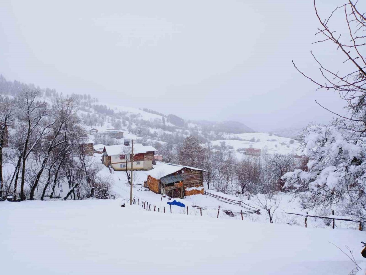 Artvin’in yüksek kesimlerinde kar yağışı Nisan ayında da etkili oluyor