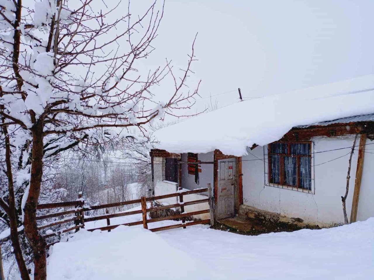 Artvin’in yüksek kesimlerinde kar yağışı Nisan ayında da etkili oluyor