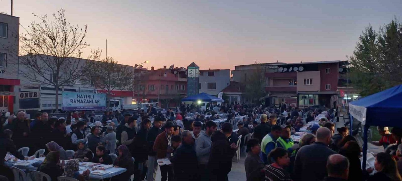 Aydın Büyükşehir Belediyesi Aydınlıları iftar sofralarında buluşturmaya devam ediyor