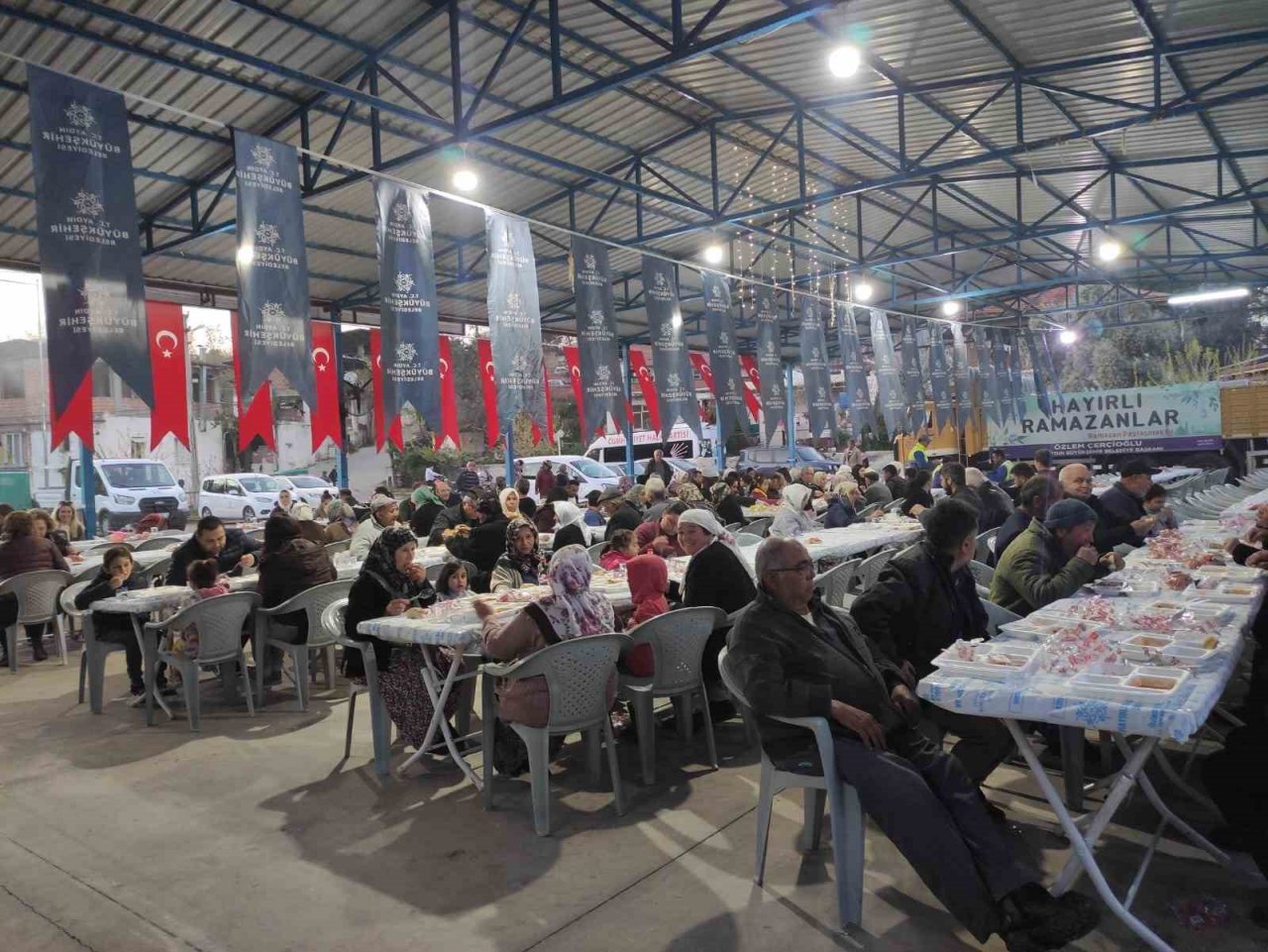 Aydın Büyükşehir Belediyesi Aydınlıları iftar sofralarında buluşturmaya devam ediyor