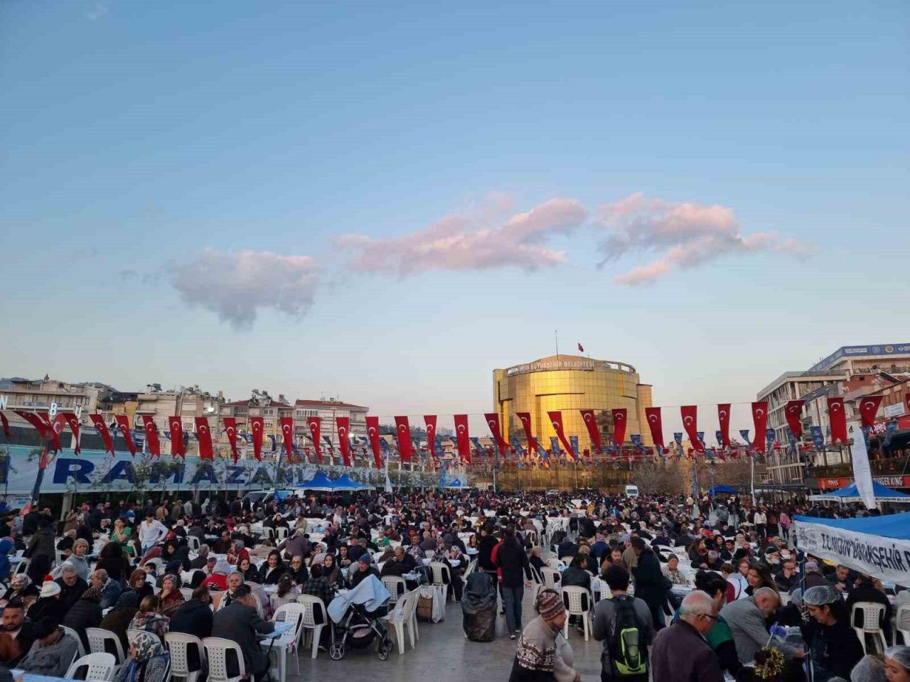Aydın Büyükşehir Belediyesi Aydınlıları iftar sofralarında buluşturmaya devam ediyor
