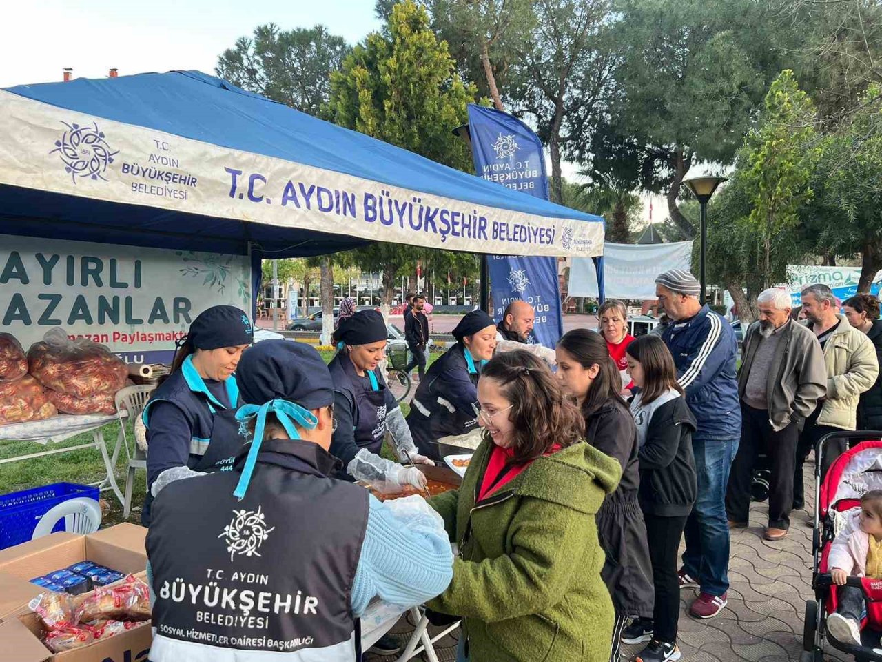 Aydın Büyükşehir Belediyesi Aydınlıları iftar sofralarında buluşturmaya devam ediyor