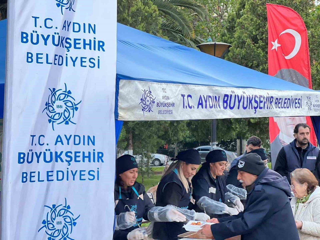 Aydın Büyükşehir Belediyesi Aydınlıları iftar sofralarında buluşturmaya devam ediyor