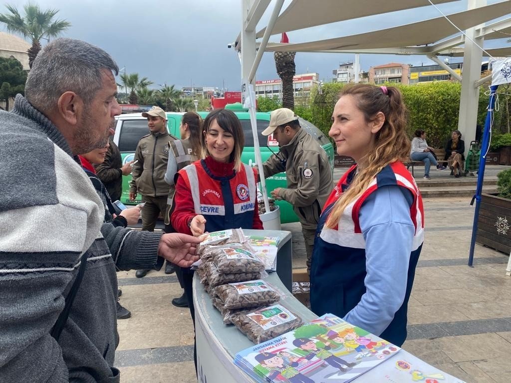 Jandarma ve polis sokak hayvanları için ücretsiz mama dağıttı