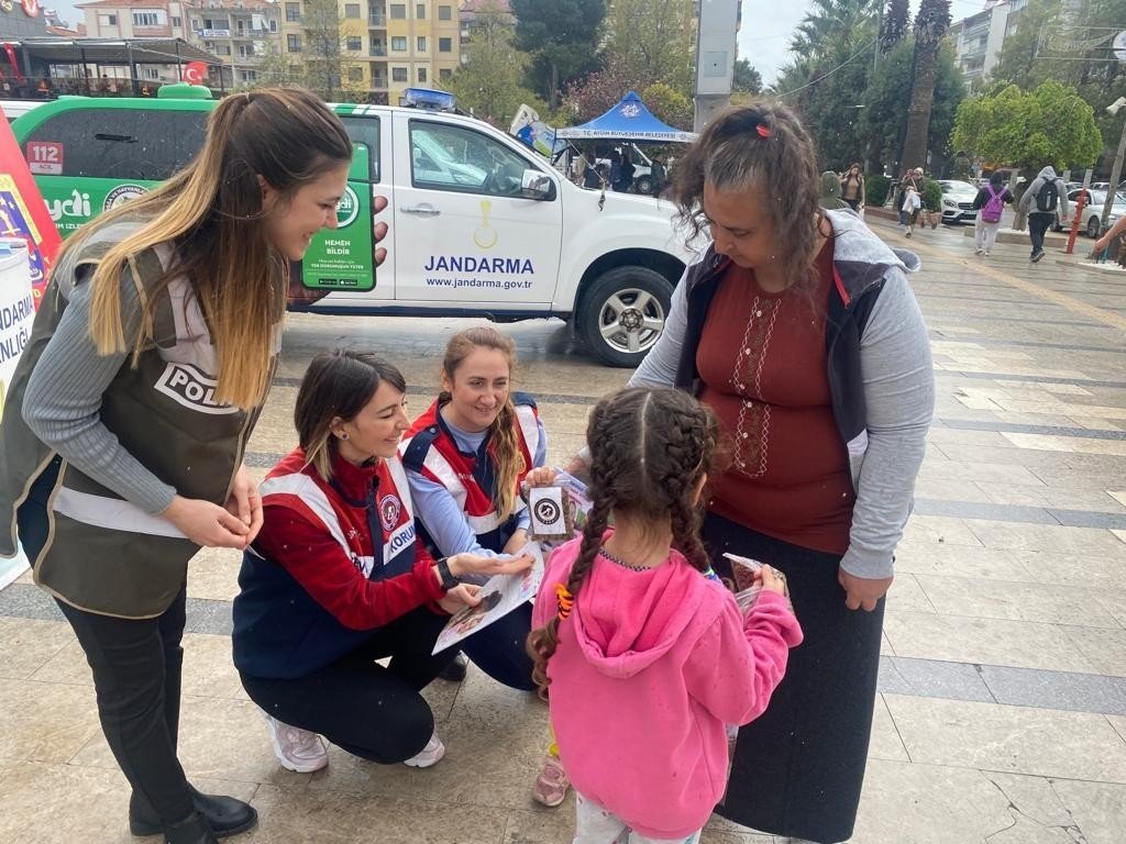 Jandarma ve polis sokak hayvanları için ücretsiz mama dağıttı
