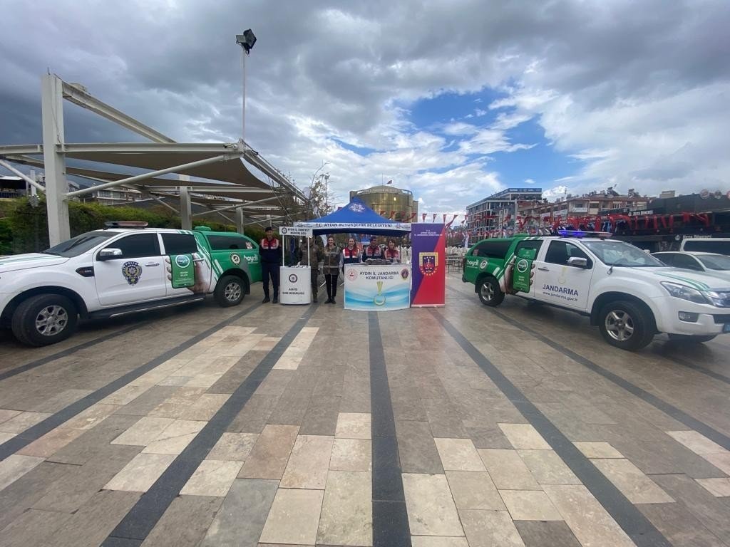 Jandarma ve polis sokak hayvanları için ücretsiz mama dağıttı