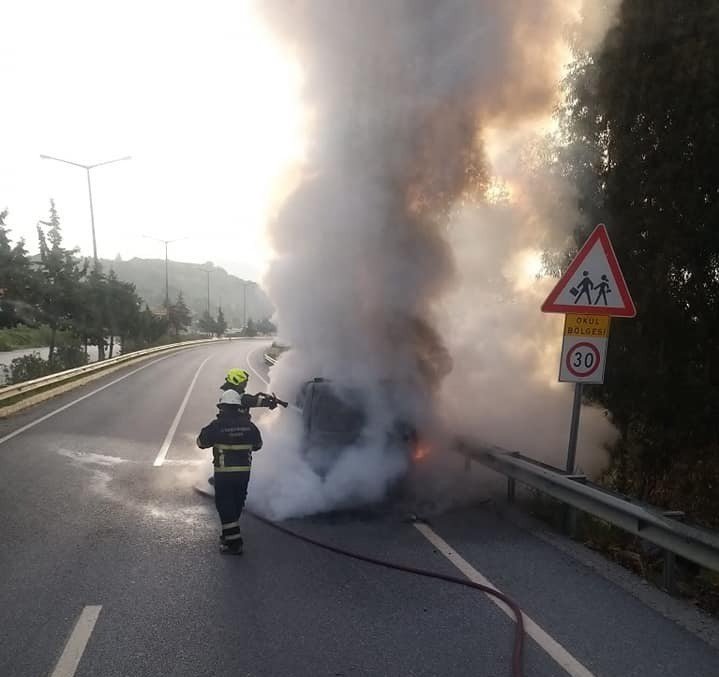 Seyir halindeki ticari araç, alev topuna döndü