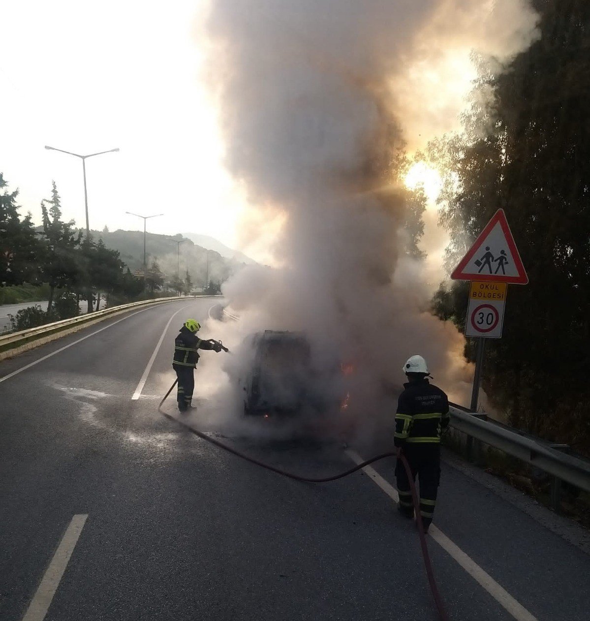 Seyir halindeki ticari araç, alev topuna döndü