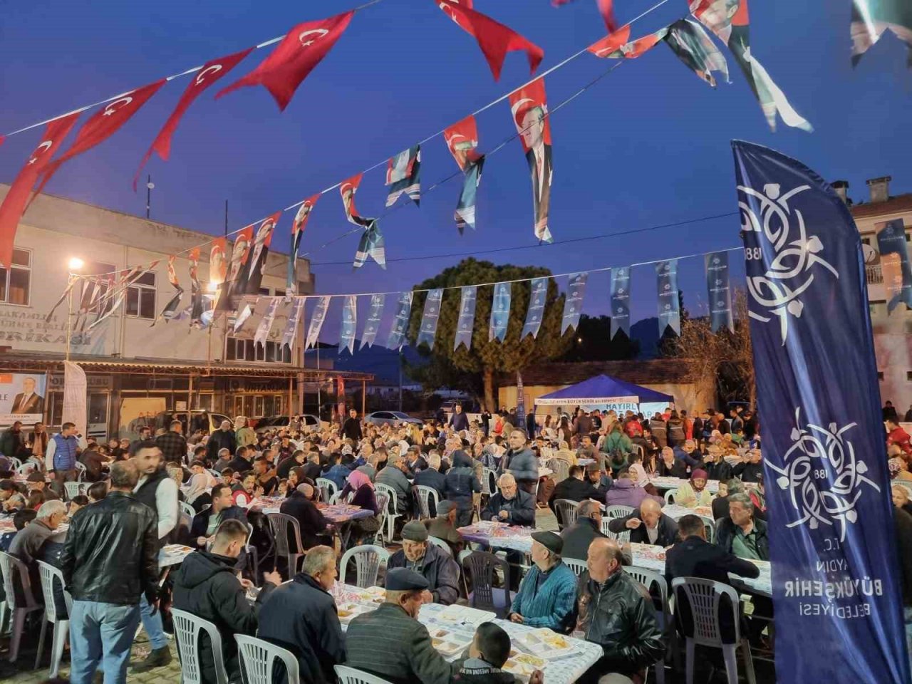 Aydın Büyükşehir Belediyesi Aydınlıları iftar sofralarında buluşturmaya devam ediyor