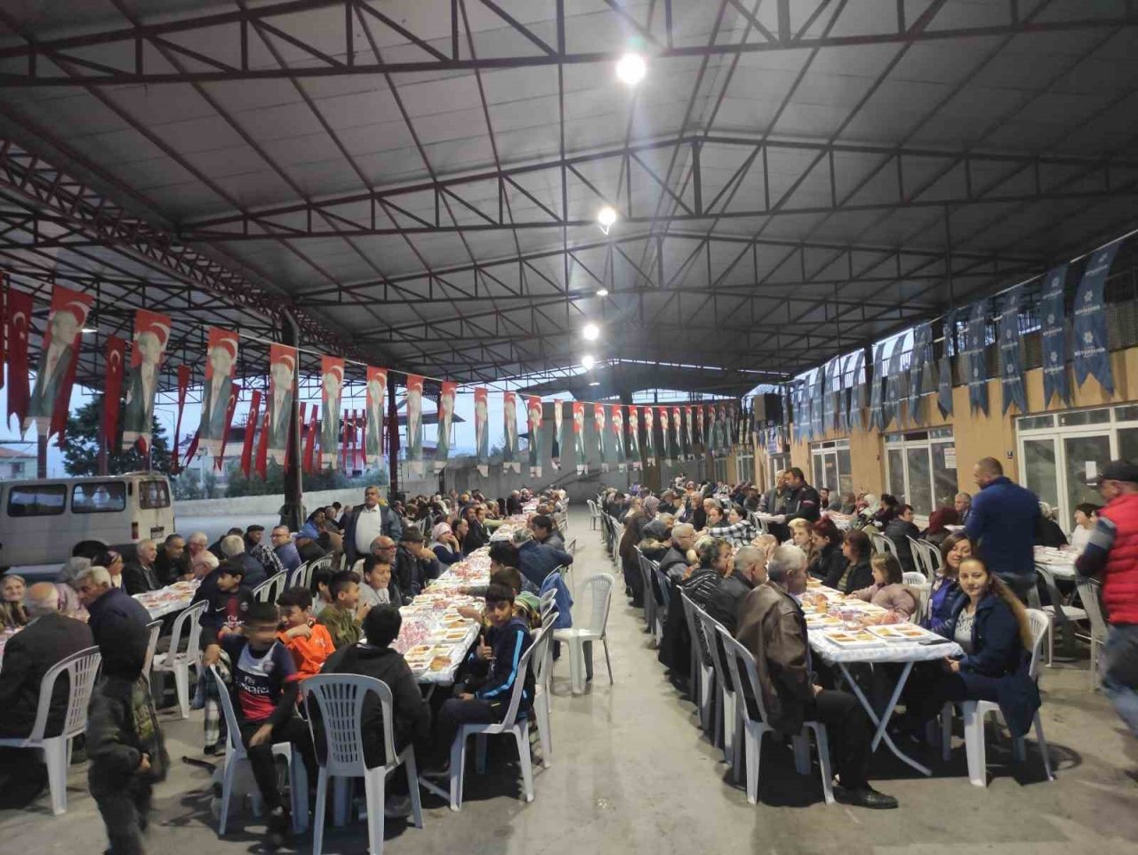 Aydın Büyükşehir Belediyesi Aydınlıları iftar sofralarında buluşturmaya devam ediyor