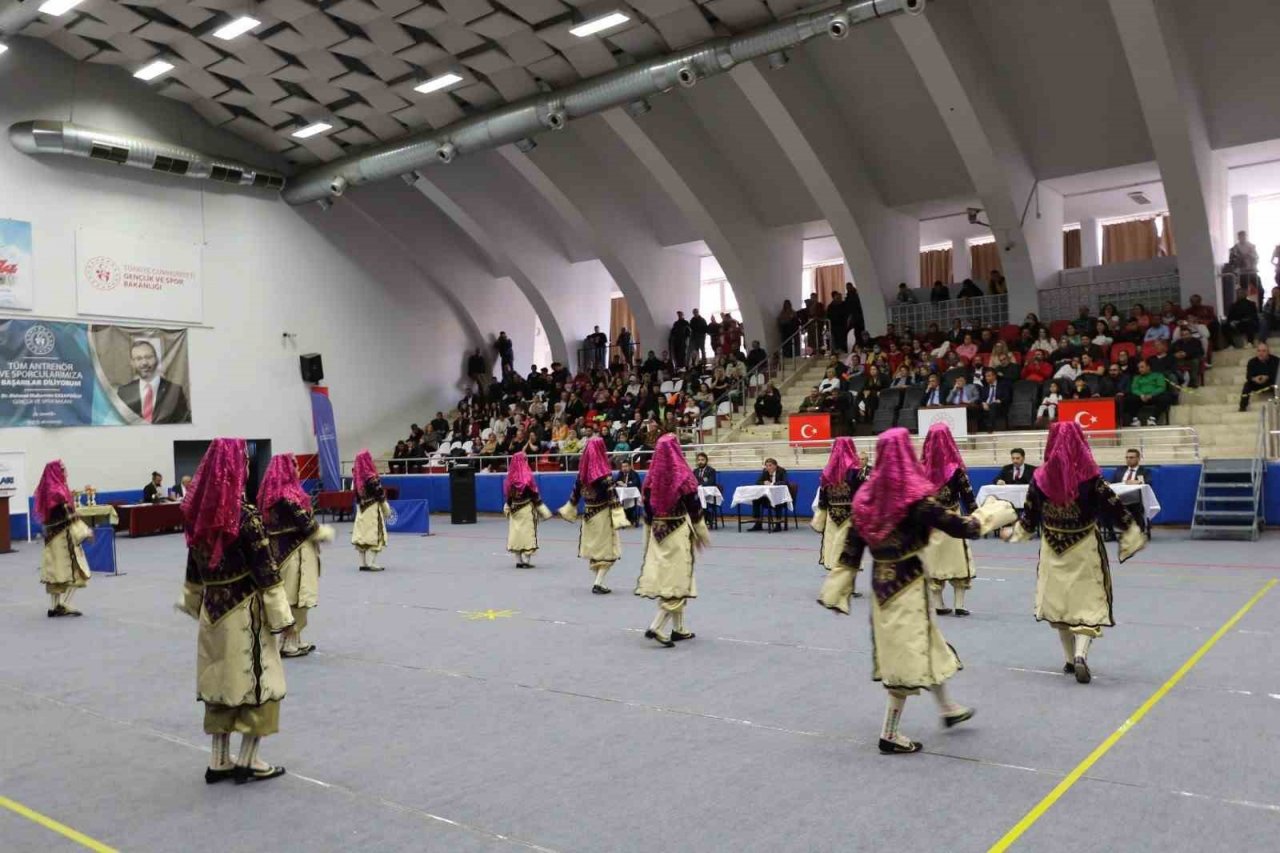 Okullar Arası Halk Oyunları Aydın İl Yarışması renkli görüntülere sahne oldu