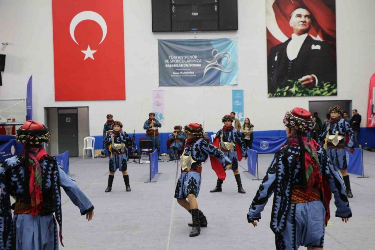 Okullar Arası Halk Oyunları Aydın İl Yarışması renkli görüntülere sahne oldu