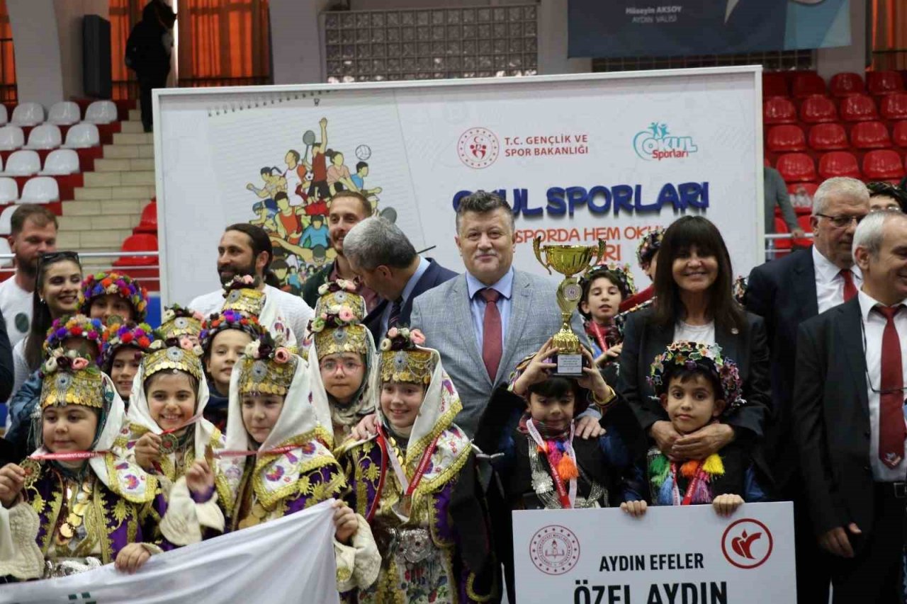 Okullar Arası Halk Oyunları Aydın İl Yarışması renkli görüntülere sahne oldu