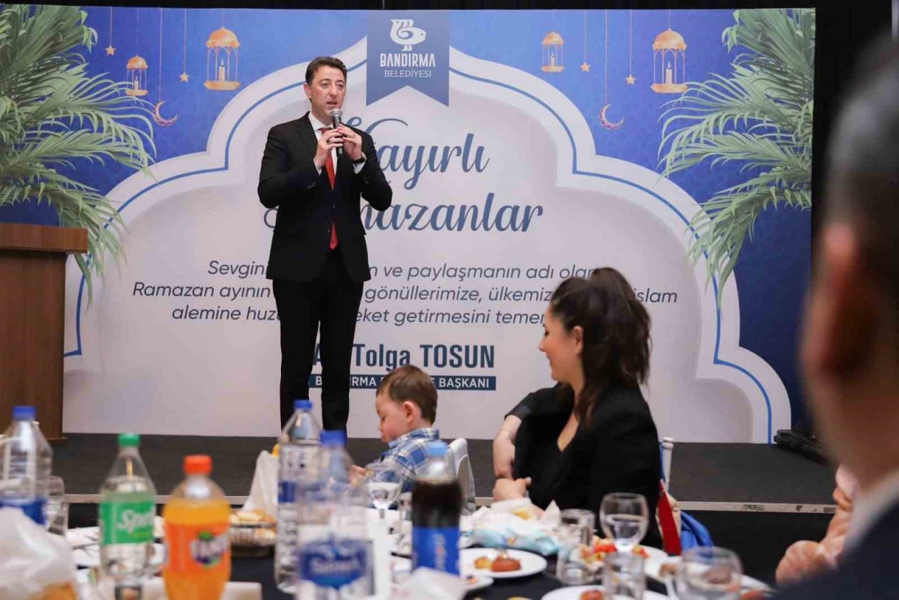 Bandırma Belediyesi muhtarlar ve esnaf odalarına iftar verdi.