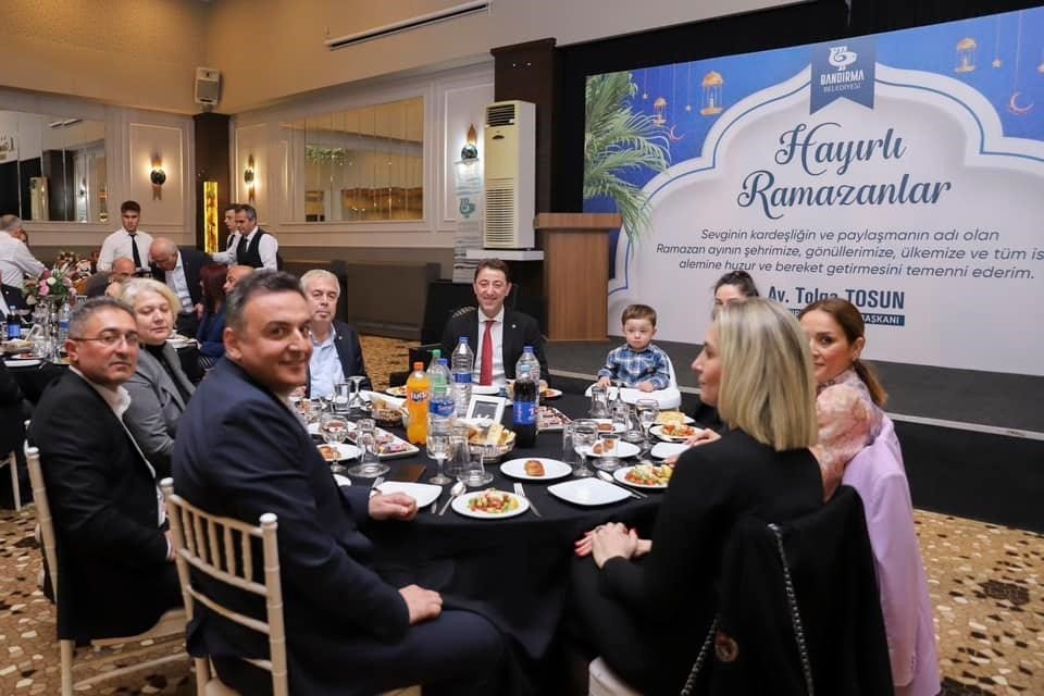 Bandırma Belediyesi muhtarlar ve esnaf odalarına iftar verdi.