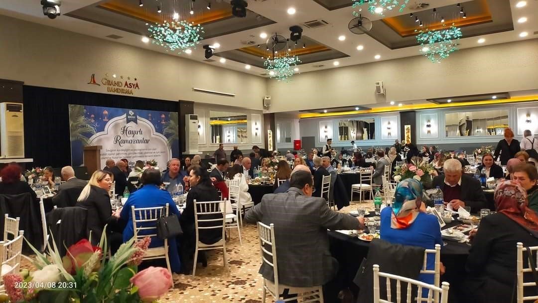 Bandırma Belediyesi muhtarlar ve esnaf odalarına iftar verdi.