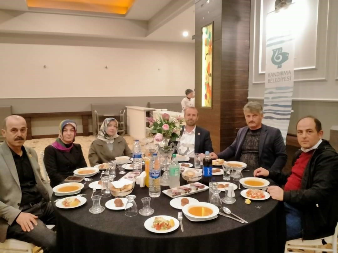 Bandırma Belediyesi muhtarlar ve esnaf odalarına iftar verdi.