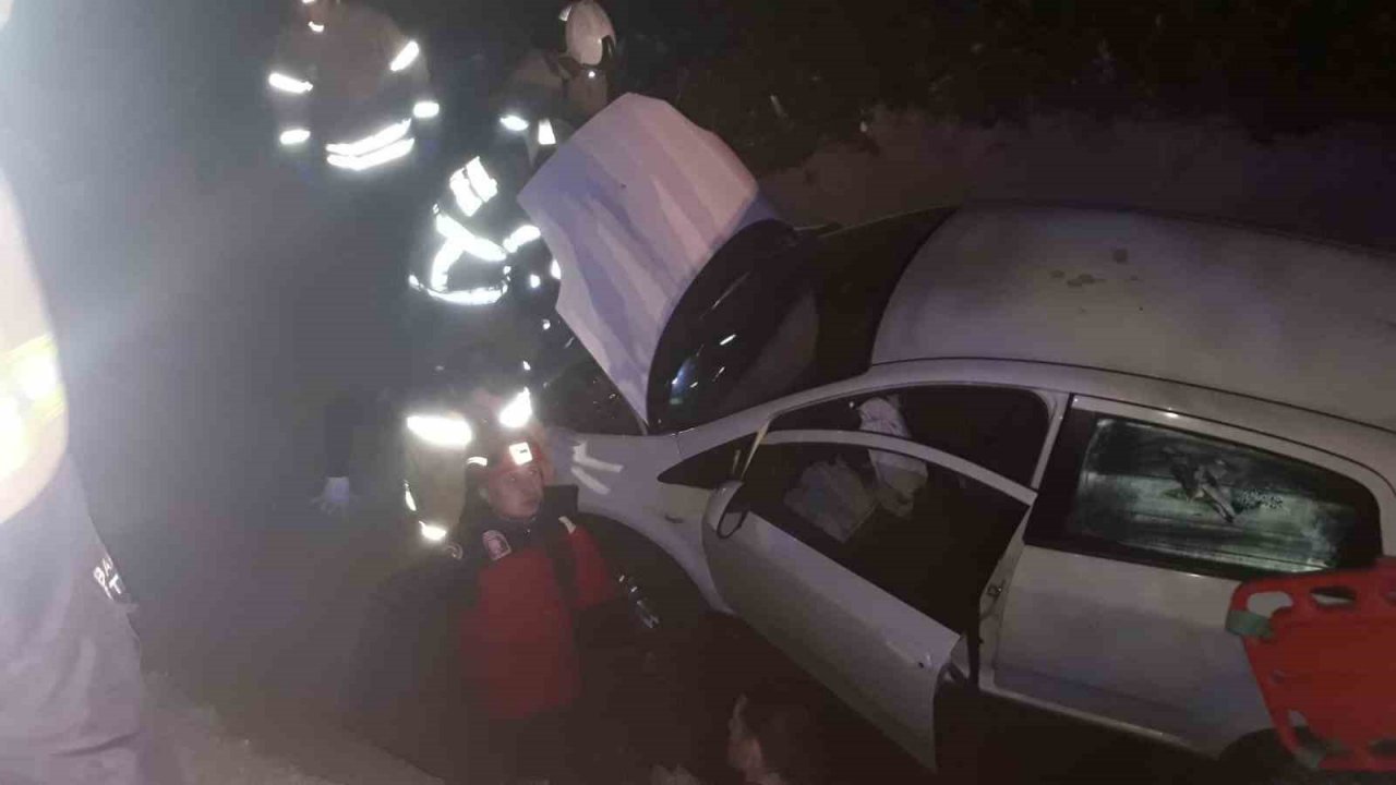 Direksiyon hakimiyetini kaybetti yağmur kanalına düştü