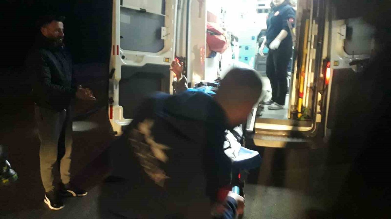 Direksiyon hakimiyetini kaybetti yağmur kanalına düştü