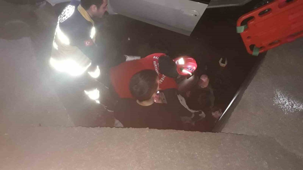 Direksiyon hakimiyetini kaybetti yağmur kanalına düştü