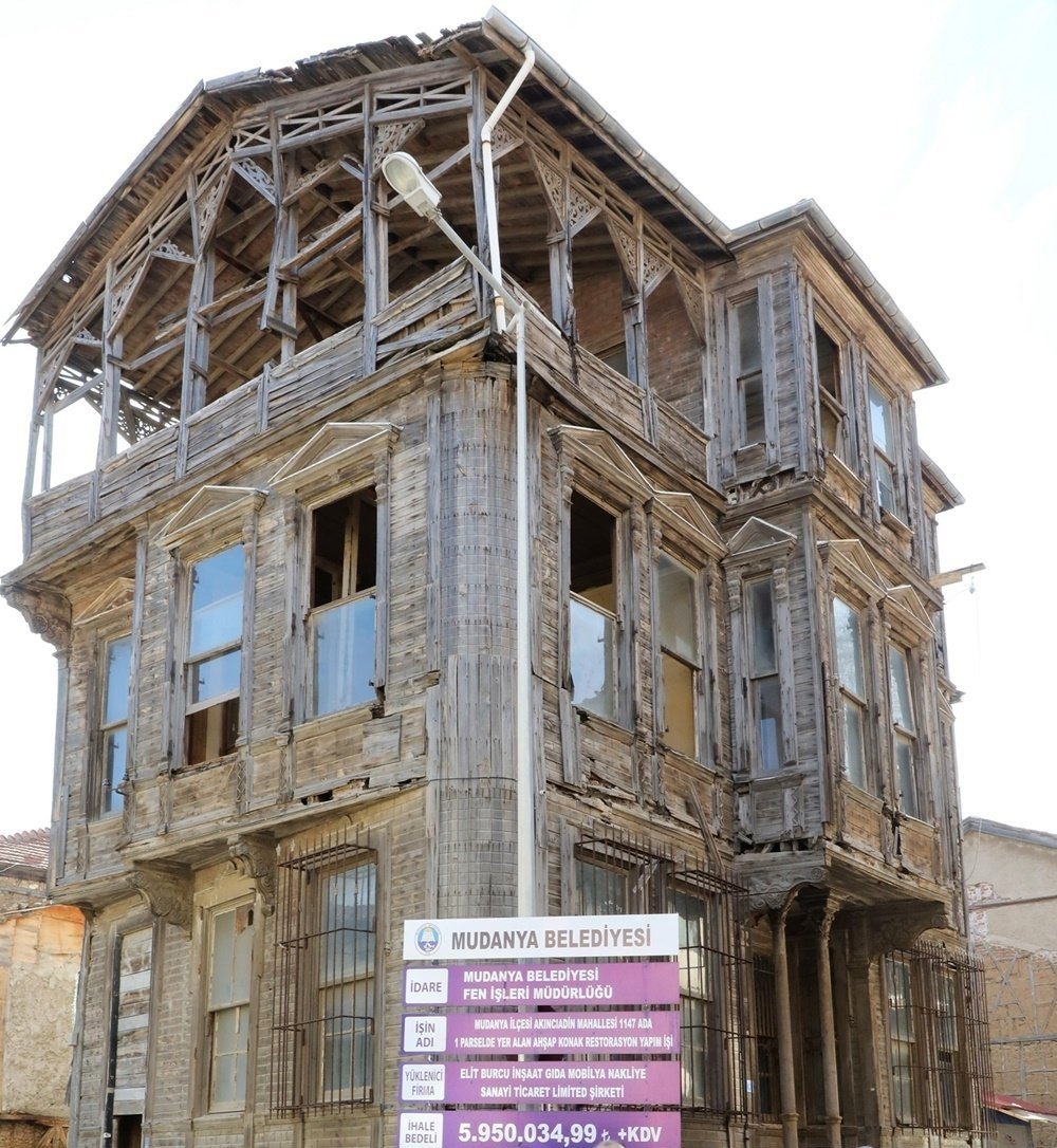 Bursa’da restorasyon çalışmaları sırasında talihsiz kaza: 2 yaralı