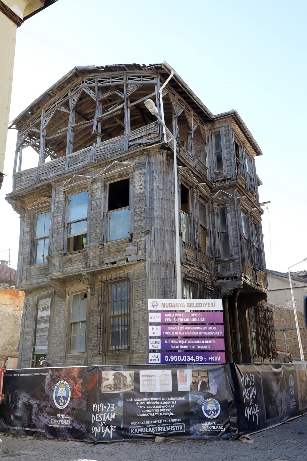 Bursa’da restorasyon çalışmaları sırasında talihsiz kaza: 2 yaralı