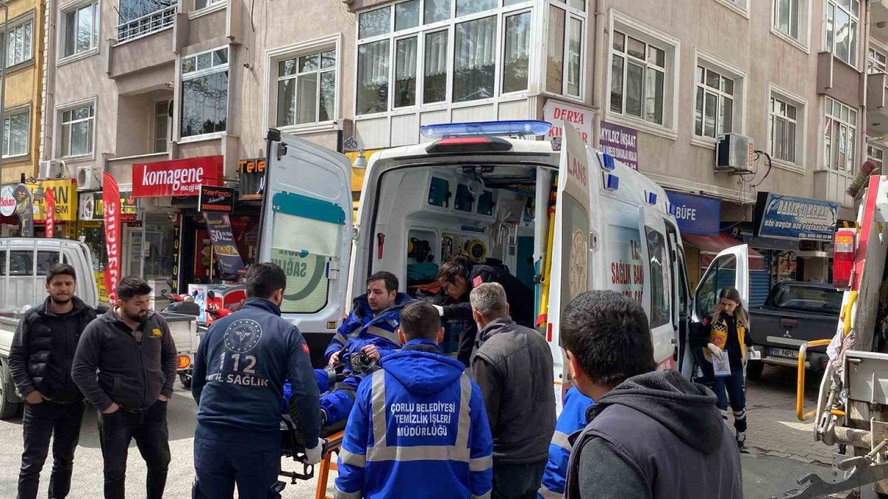 Çöp kamyonu ile kamyonet çarpıştı: Belediye işçisi yaralandı