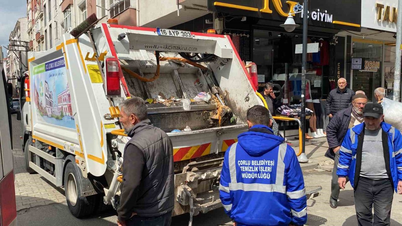 Çöp kamyonu ile kamyonet çarpıştı: Belediye işçisi yaralandı