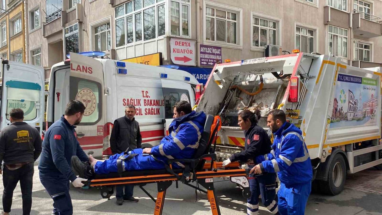 Çöp kamyonu ile kamyonet çarpıştı: Belediye işçisi yaralandı
