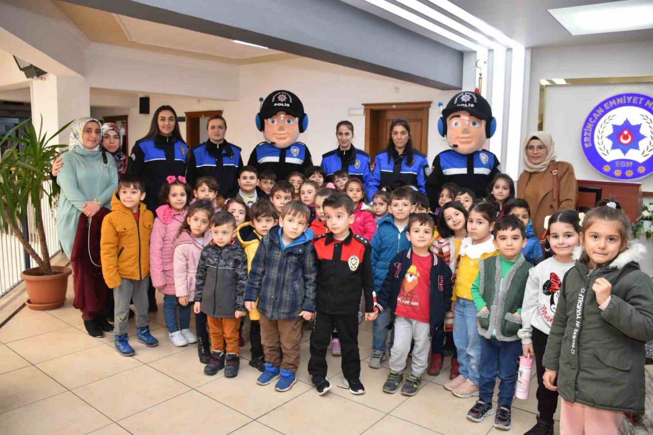 Minik öğrencilerden Polis Haftası ziyareti