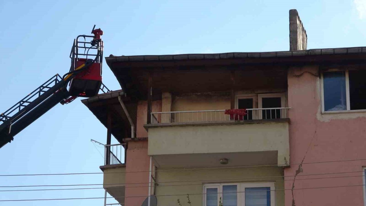 Çatısını alevlerin kapladığı binada korku dolu anlar yaşandı