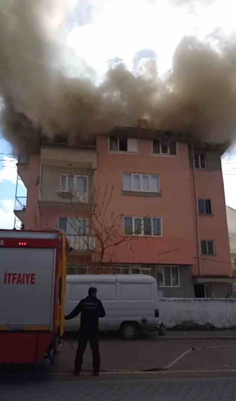 Çatısını alevlerin kapladığı binada korku dolu anlar yaşandı
