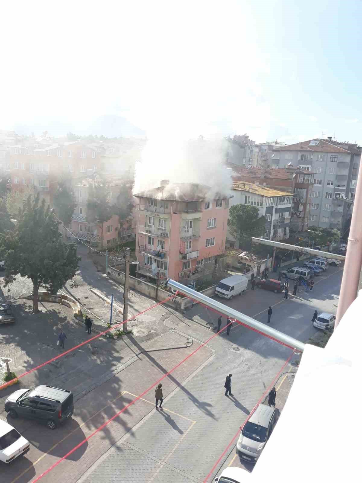 Çatısını alevlerin kapladığı binada korku dolu anlar yaşandı