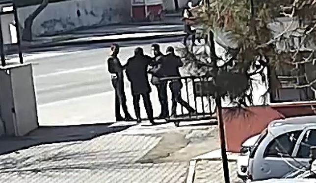 Lojman isteyen memur, sokağa yatak yorgan attı