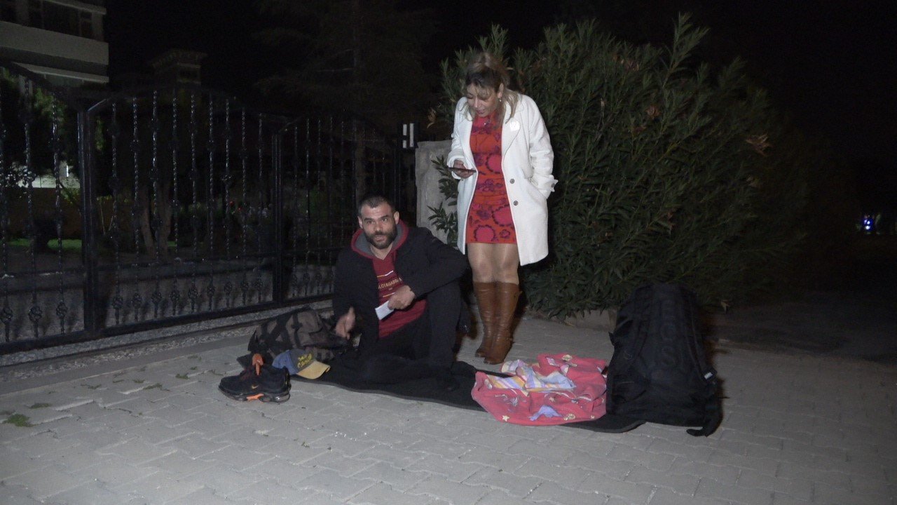 Lojman isteyen memur, sokağa yatak yorgan attı