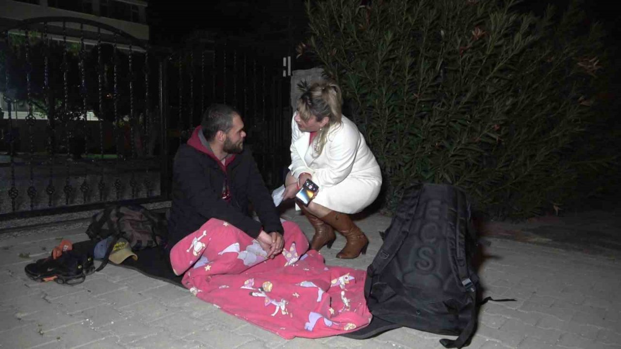 Lojman isteyen memur, sokağa yatak yorgan attı