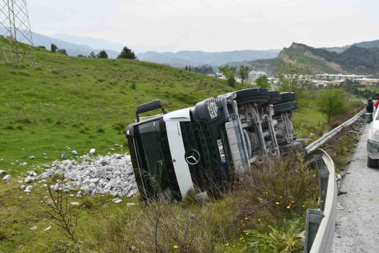 Söke’de taş yüklü kamyon devrildi
