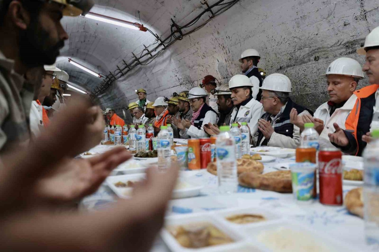 Enerji ve Tabii Kaynaklar Bakanı Fatih Dönmez maden işçileriyle iftar yaptı