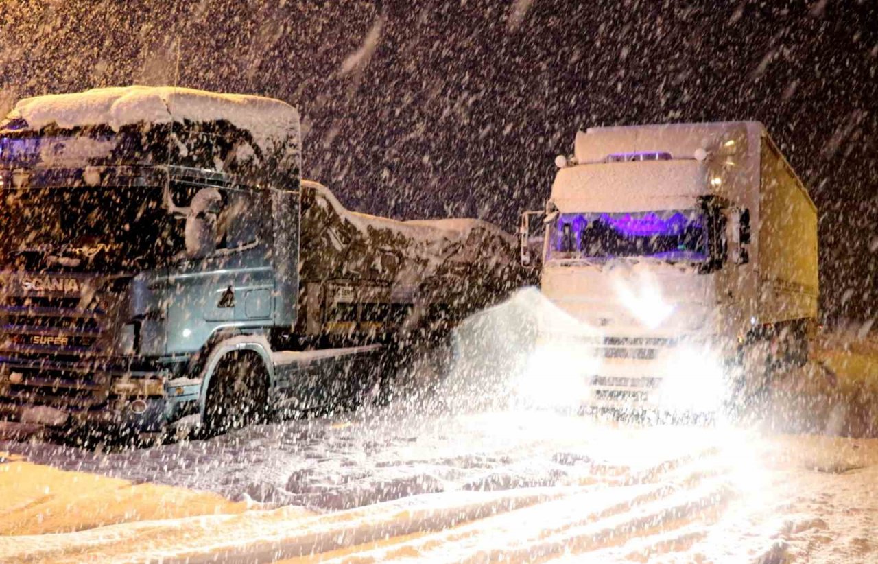 Erzincan’da kar ve tipi ulaşımda aksamalara neden oldu