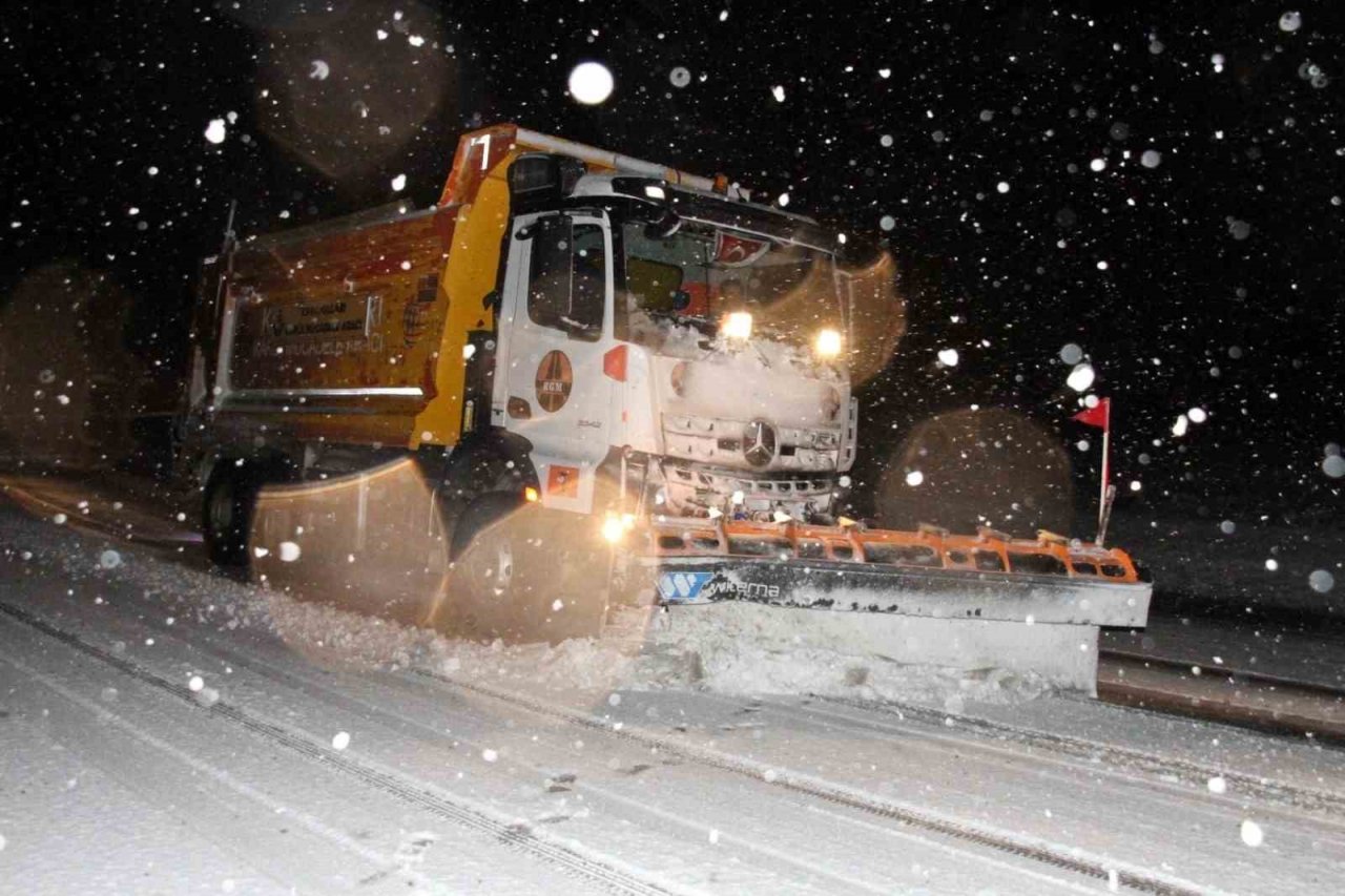 Erzincan’da kar ve tipi ulaşımda aksamalara neden oldu