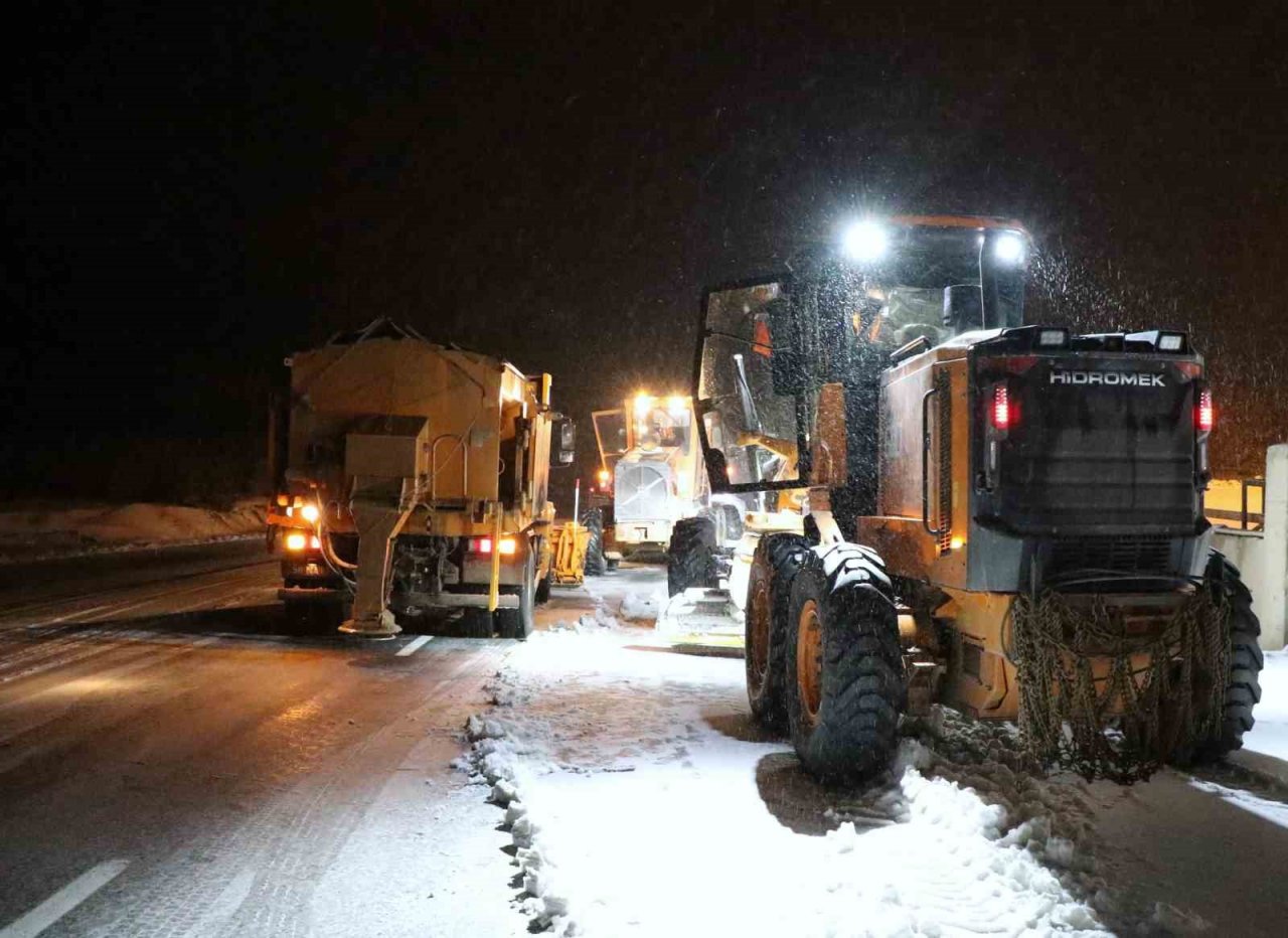 Erzincan’da kar ve tipi ulaşımda aksamalara neden oldu