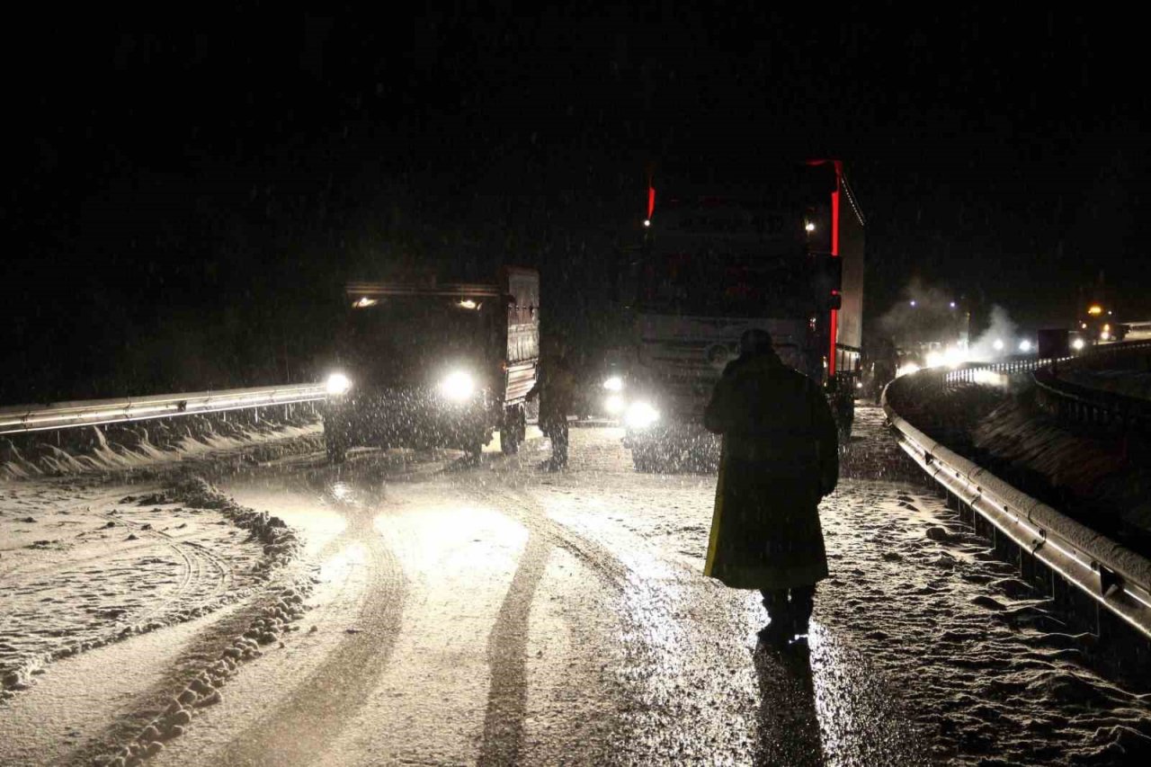 Erzincan’da kar ve tipi ulaşımda aksamalara neden oldu