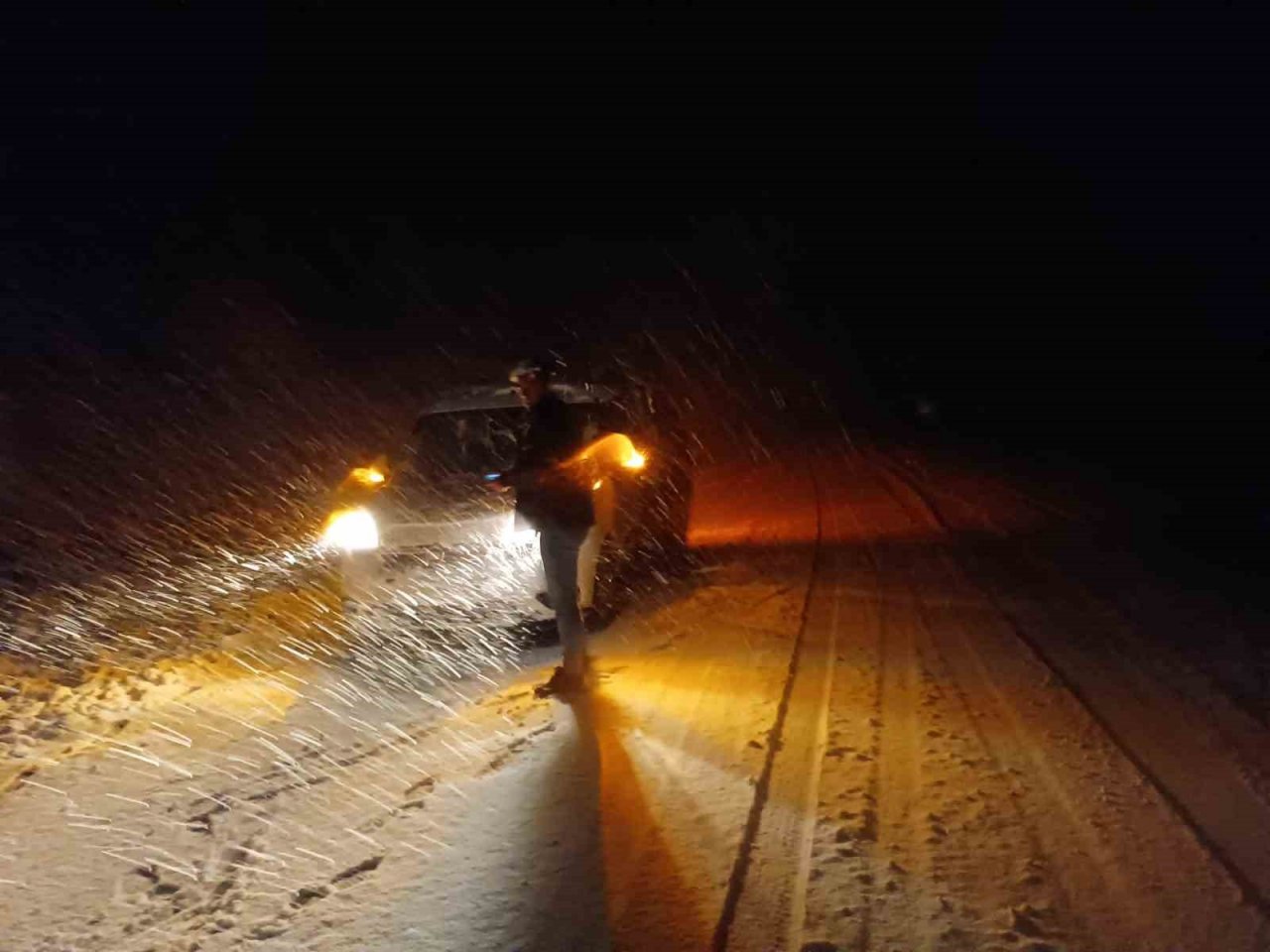 Erzincan’da kar ve tipi ulaşımda aksamalara neden oldu