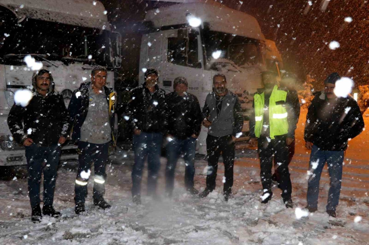 Erzincan’da kar ve tipi ulaşımda aksamalara neden oldu