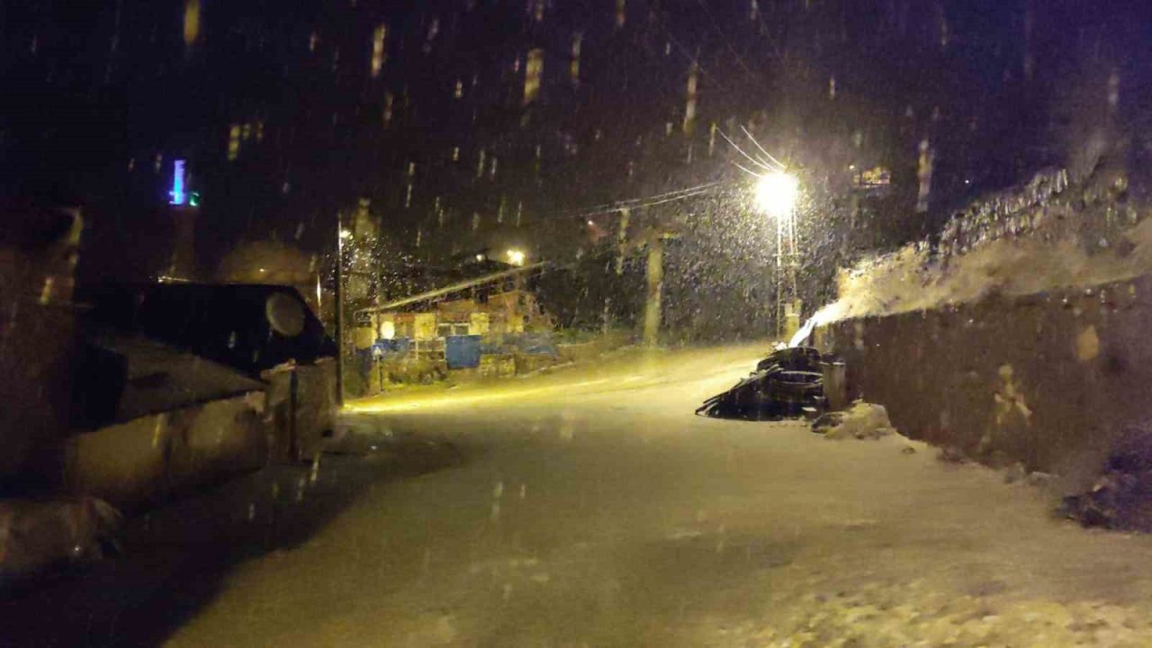 Nisan ayında, sahur vaktinde yoğun kar yağışı şaşırttı