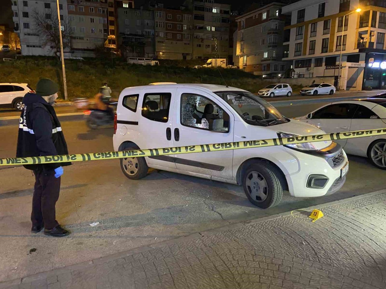 Esenyurt’ta silahlı kavga: Yolda karşılasan husumetliler birbirlerine kurşun yağdırdı