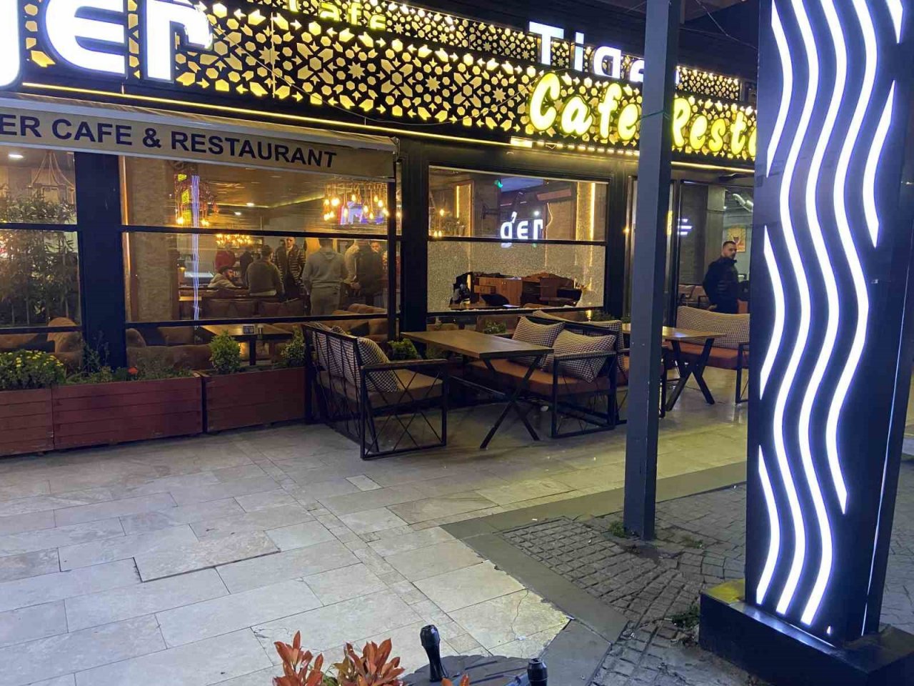 Esenyurt’ta silahlı kavga: Yolda karşılasan husumetliler birbirlerine kurşun yağdırdı