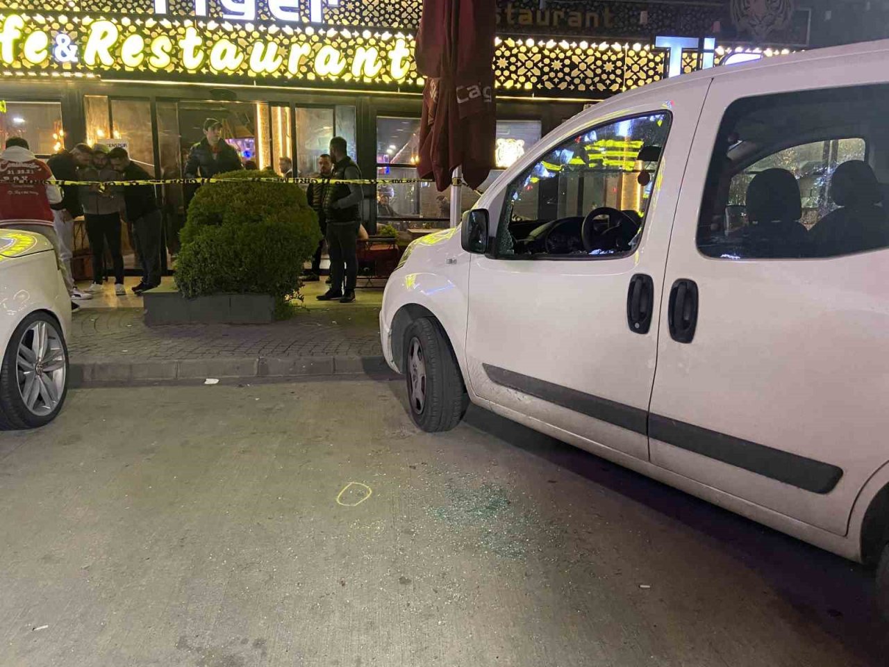 Esenyurt’ta silahlı kavga: Yolda karşılasan husumetliler birbirlerine kurşun yağdırdı