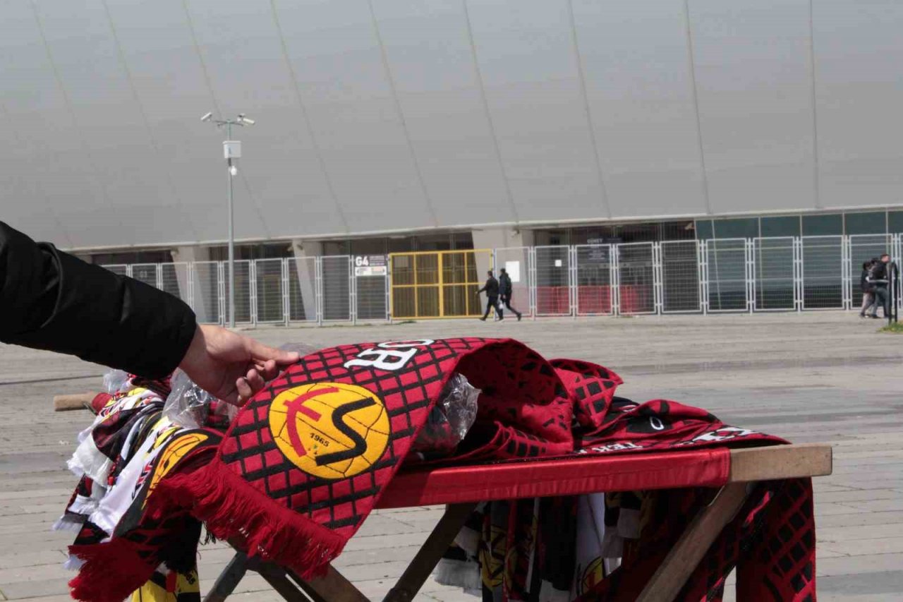 Maç günü forma ve atkılara talep yoğun